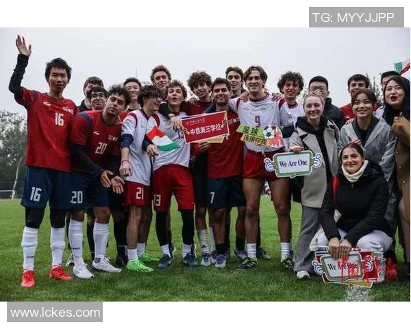 足球巨星聚餐夜：绿茵场外的友谊与精彩对话