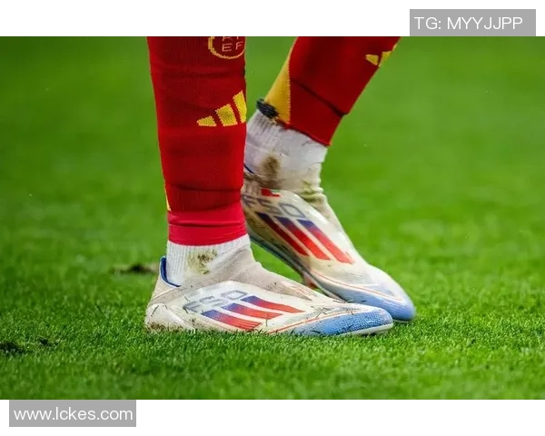 全黑足球鞋搭配球星造型是否更具魅力与独特风格分析