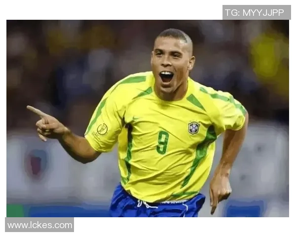 历史第一足球巨星荣耀与传奇生涯全景再现辉煌瞬间 历史第一足球巨星荣耀与传奇生涯全景再现辉煌瞬间